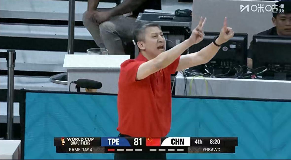 788kai彩票开奖结果-谁注意到，赛后一官员在中国队更衣室哭得像小孩，郭导抱着他安抚